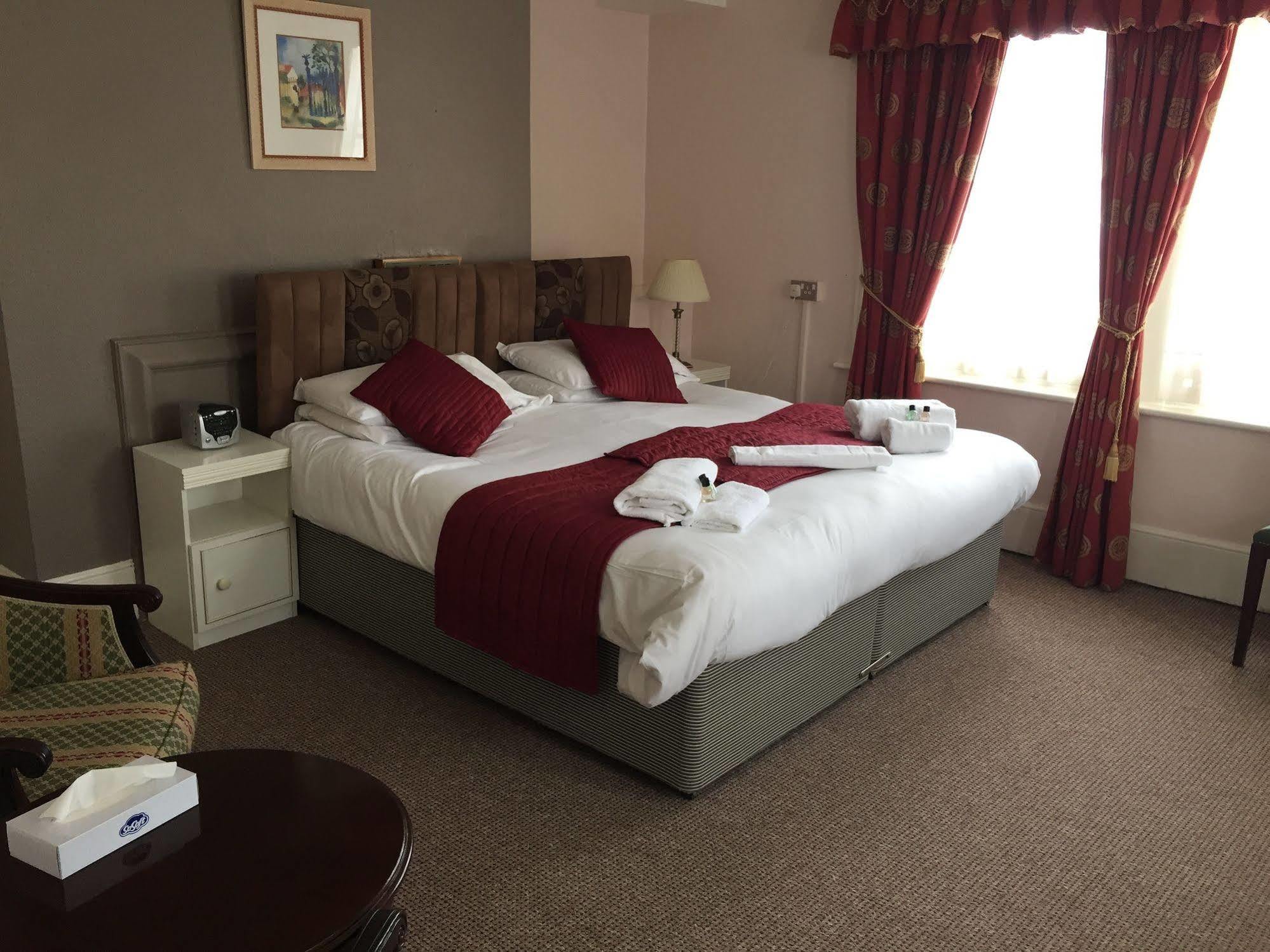 Oyo The Palm Court Hotel Eastbourne Kültér fotó